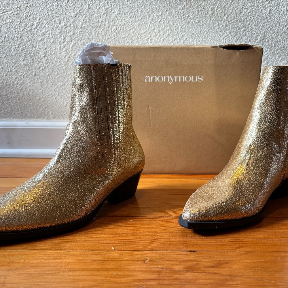 Tackle metallic gold boots